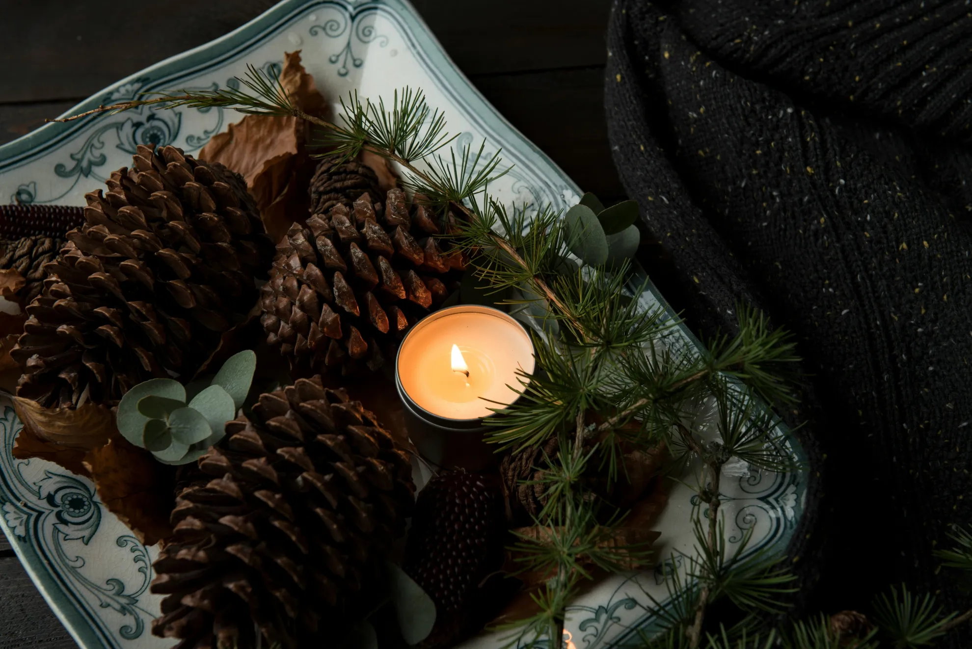 7 velas aromáticas navideñas que convertirán tu casa en un refugio cálido